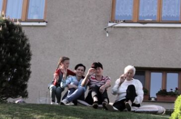 MOTHERS_AND_DAUGHTERS_01